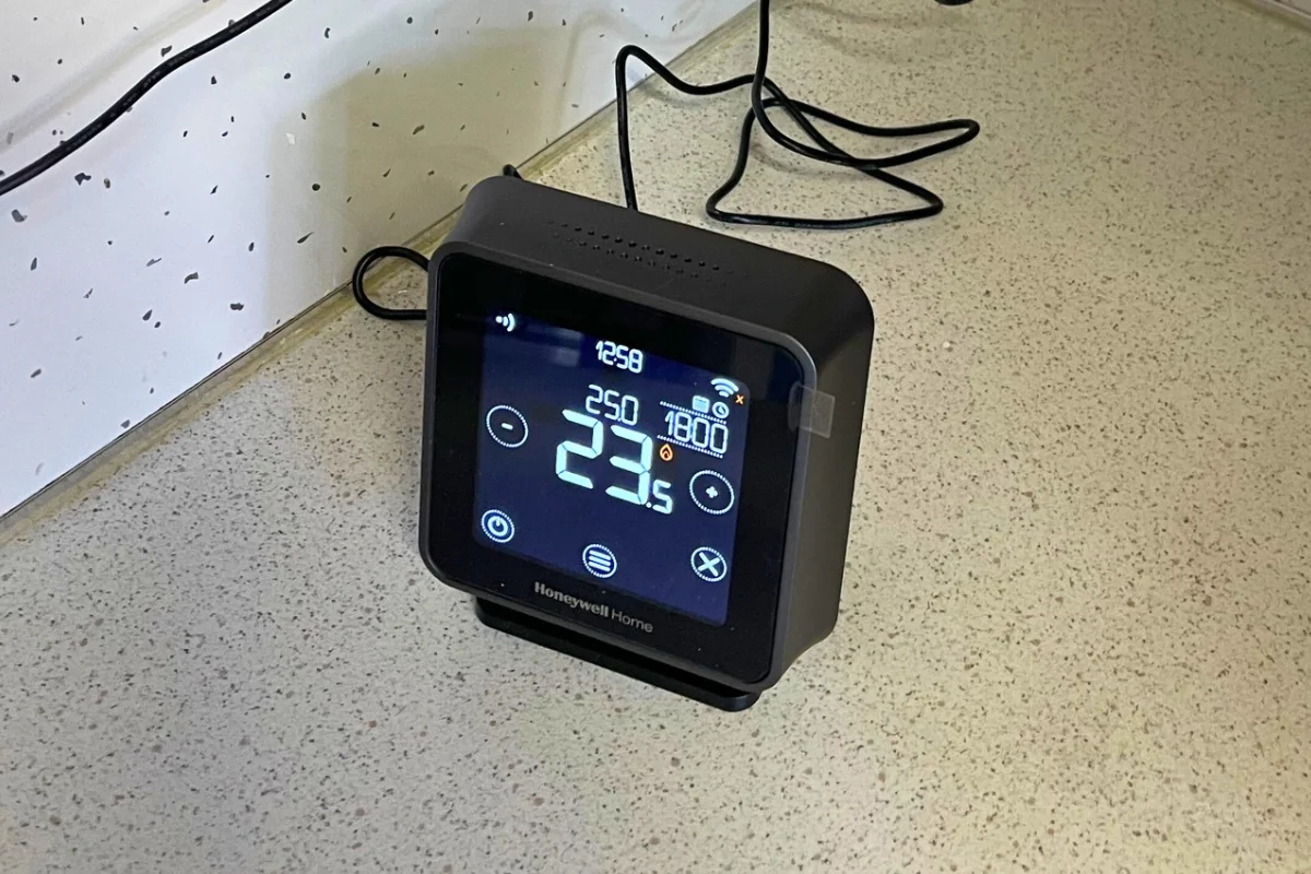 Entigen electrician wiring electrical heating controls in Kettering